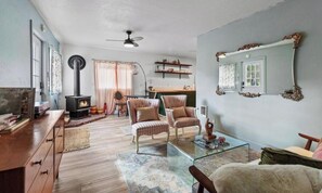 Smart TV, chimenea y libros 