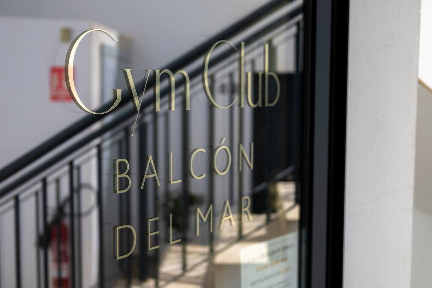 Ein Schild mit der Aufschrift 'Gym Club' und 'Balcon Del Mar', das eine Fitnessanlage kennzeichnet.
