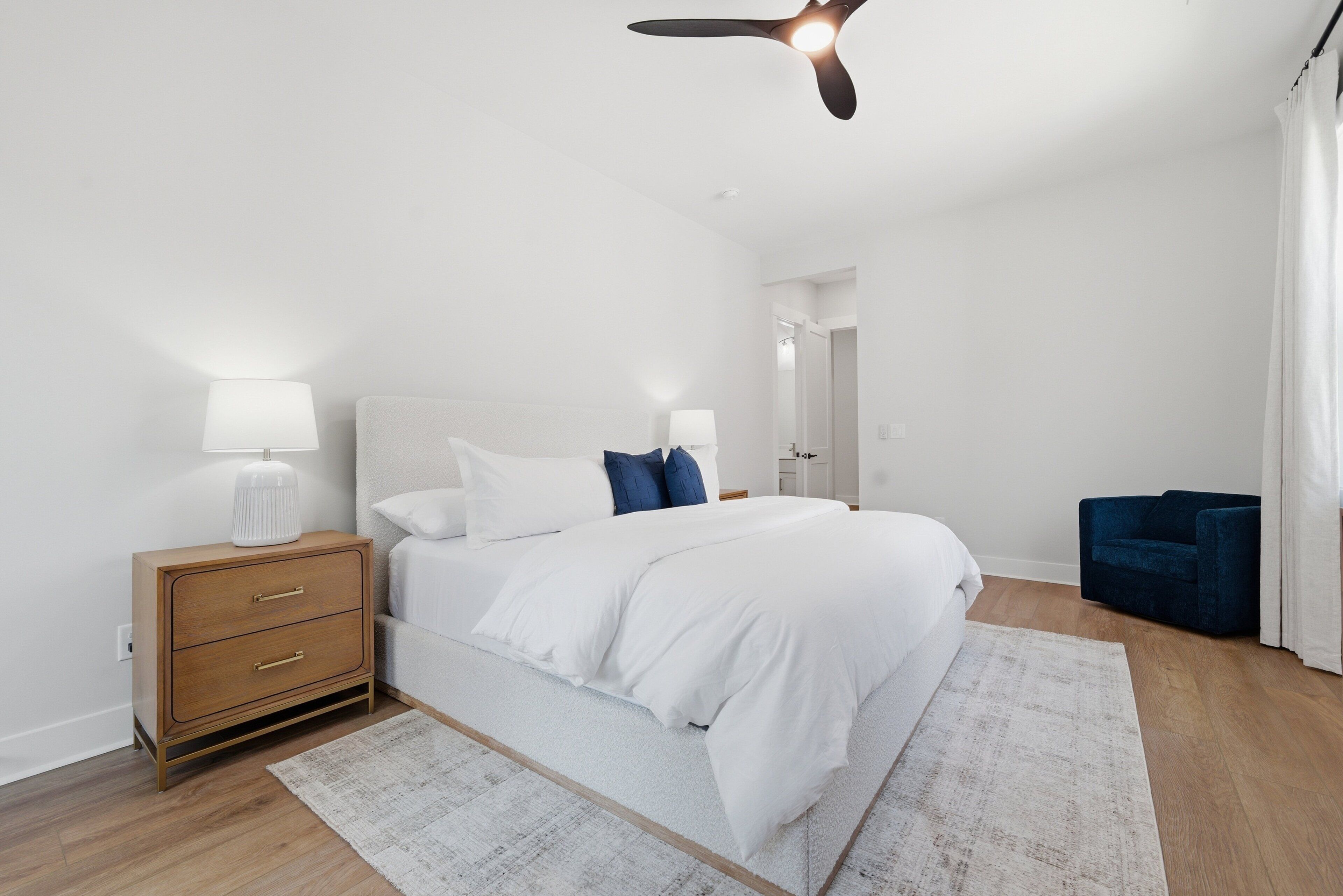 5 habitaciones, escritorio y tabla de planchar con plancha 