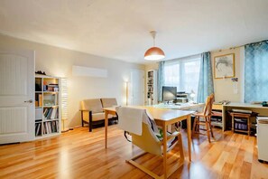 Interior - Fully equipped Loft style apartment Historic New Westminster (New Westminster)