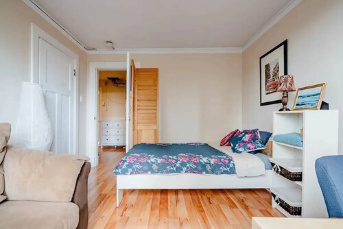 Fully equipped Loft style apartment Historic New Westminster