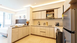 Eine moderne Küche mit Marmor-Schränken, einem Einbauofen und einem Kühlschrank.