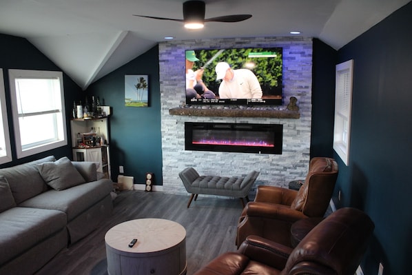 Smart TV, books, stereo - Lakefront Gem - Free Boat Launch: 2BR Paradise - Walk to Beach & Fish Lake Erie! (Lorain)