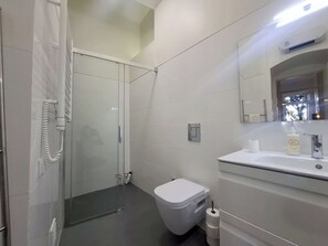 Hair dryer - Lisbon Hideaway with private sunny Garden (Lisbon)