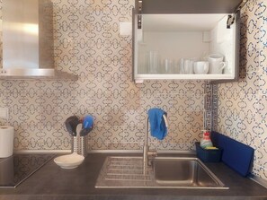 Fridge, microwave, oven, stovetop - Lisbon Hideaway with private sunny Garden (Lisbon)
