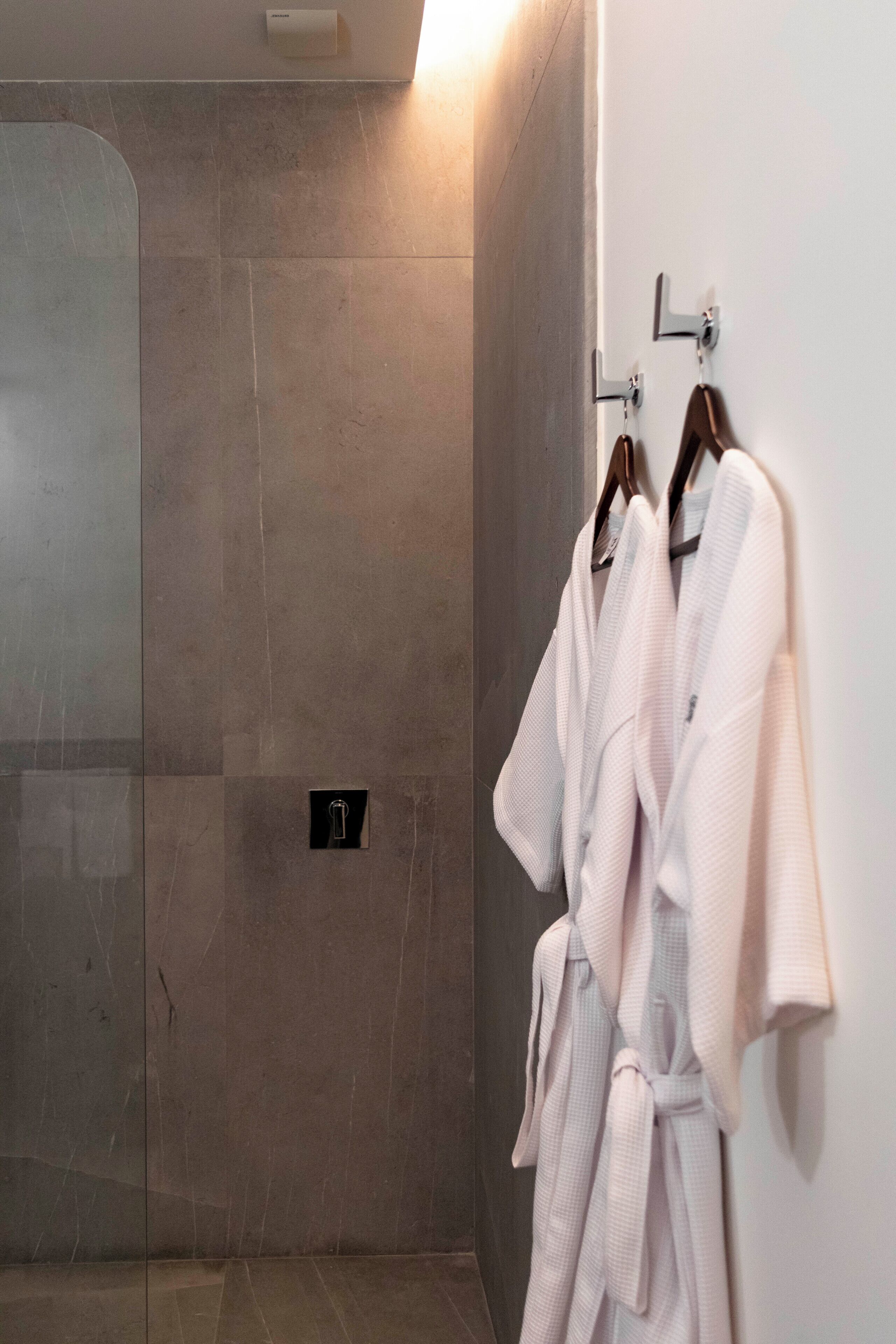 Suite Élite | Salle de bain | Sèche-cheveux, peignoirs, chaussons, serviettes fournies