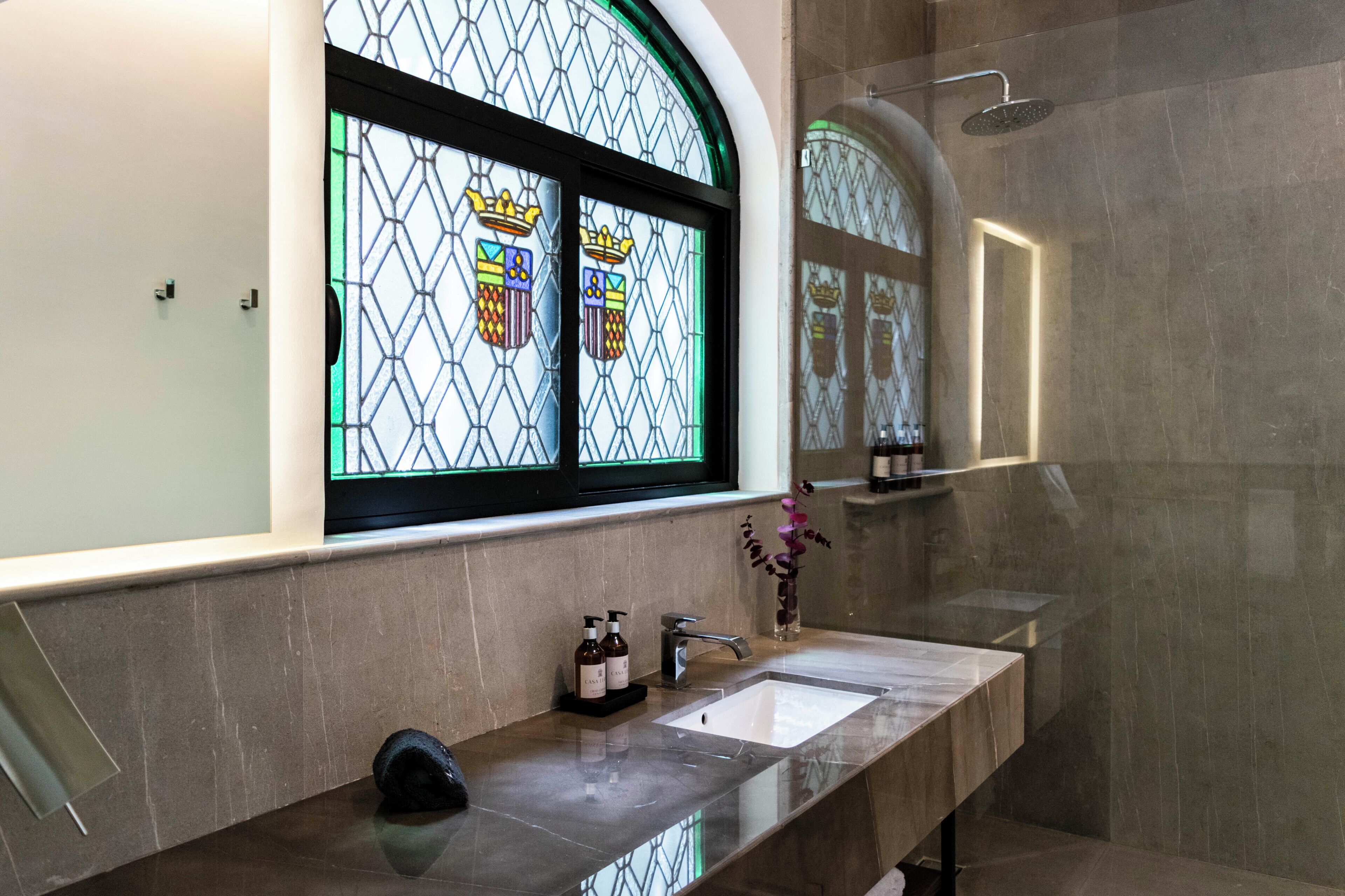 Premium suite, uitzicht op de stad | Badkamer | Een haardroger, handdoeken, zeep, shampoo