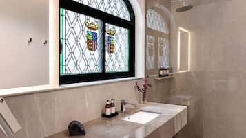 Elite Suite | Premium bedding, free minibar items, in-room safe