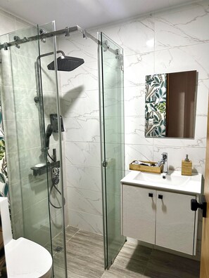 Shower, towels, soap, toilet paper - Modern tower, ideal for families (Santo Domingo)