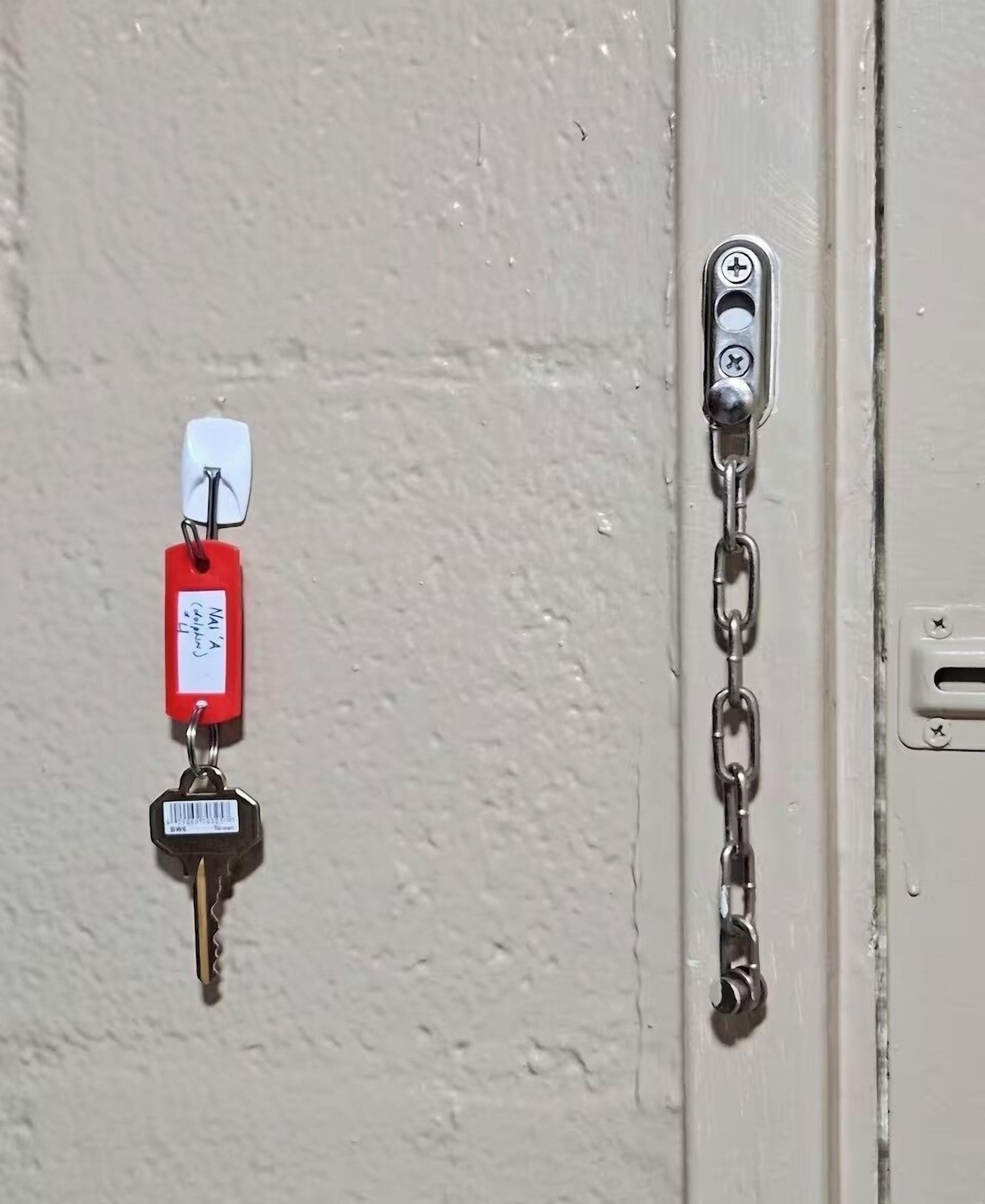 Een deur met een sleutelhanger en een slot.