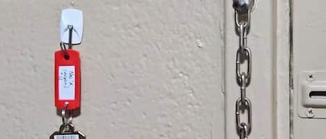 Een deur met een sleutelhanger en een slot.