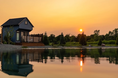 The Pondhouse- Backyard Cabin with Sauna & Pond | Port Rowan