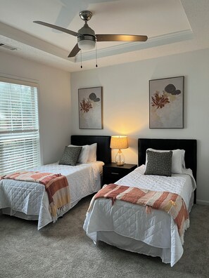 3 bedrooms, iron/ironing board, WiFi, bed sheets - Spacious 3-bedroom/ 3 bath apartment with Attached Garage and 2 Balconies (Alpharetta)