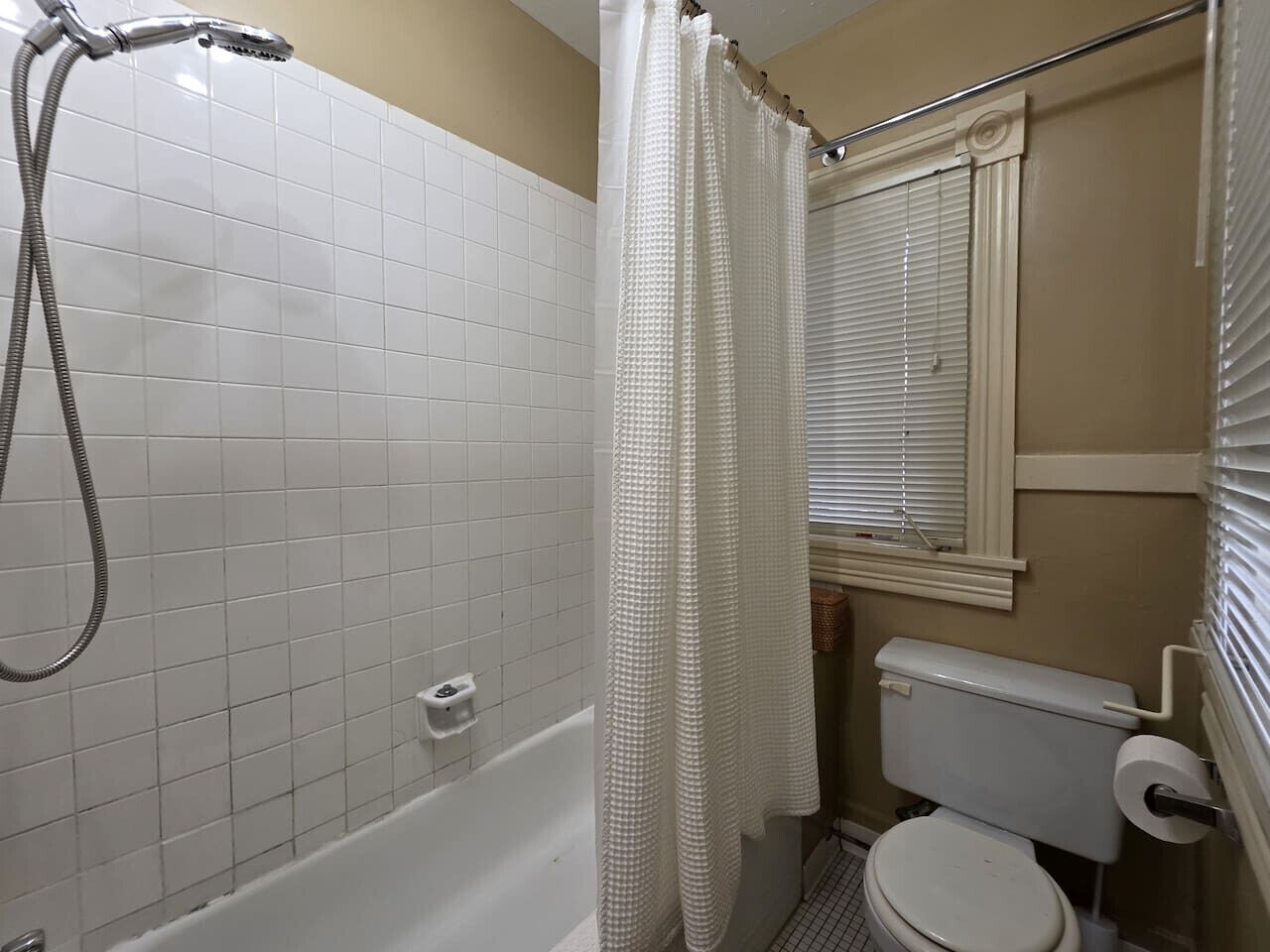 Bidet, serviettes fournies, papier de toilette