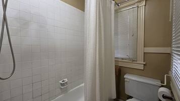 Bidet, serviettes fournies, papier de toilette