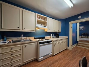 Fridge, microwave, oven, stovetop - Perfect 1-bedroom adorable apartment in the heart of downtown Little Rock (Little Rock)