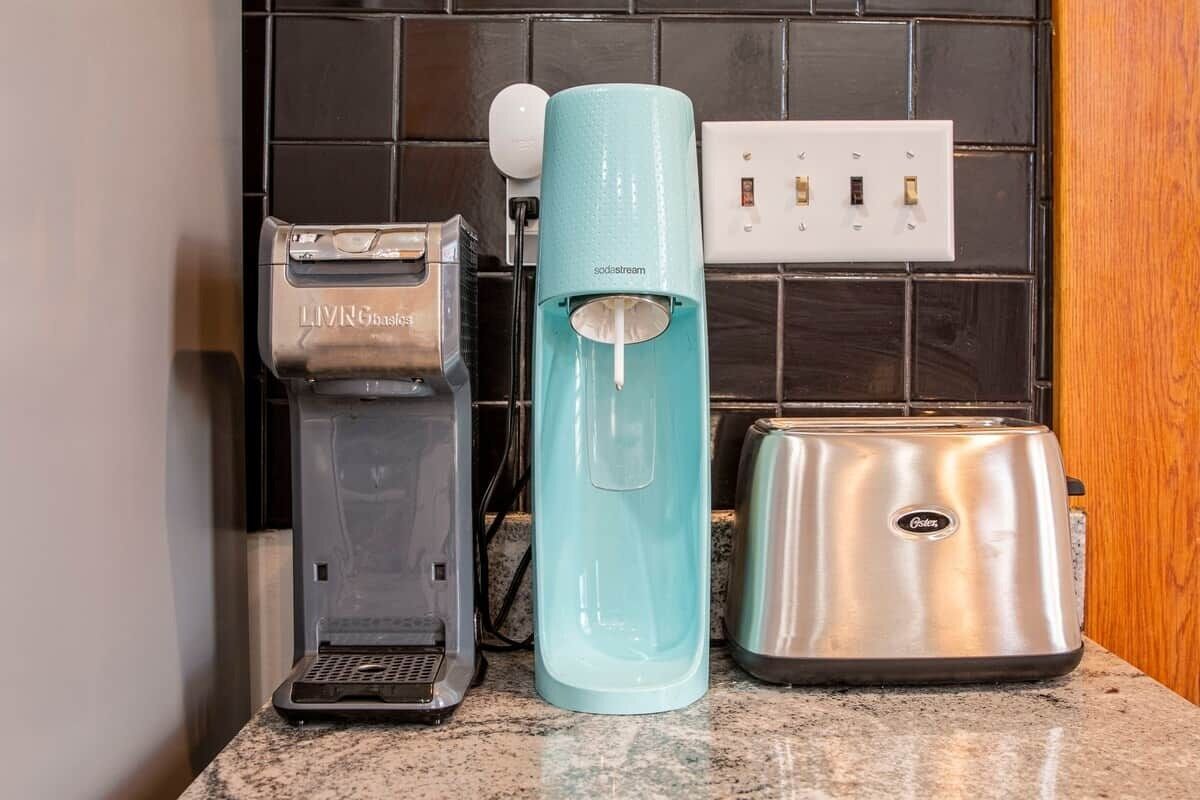 Eine Küche mit Kaffeemaschine, Wasserspender und Toaster.