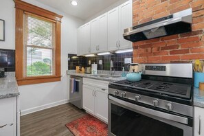 Fridge, oven, stovetop, dishwasher