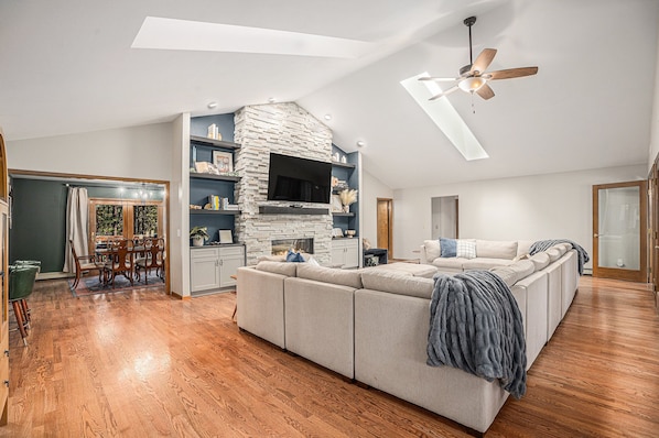 Smart TV, fireplace, video games, DVD player - New Listing!! Family Retreat w/ Zipline + Theater + Sauna (Colorado Springs)