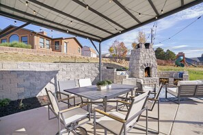 Outdoor dining - 🏡Spacious 6-bedroom retreat sleeping up to 23, perfect for groups and family getaways. Enjoy a private hot tub, sauna, pool table, and cozy outdoor firepit—plus a backyard playset for kids to make unforgettable memories. (Colorado Springs)