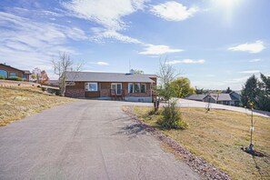 Exterior - 🏡Spacious 6-bedroom retreat sleeping up to 23, perfect for groups and family getaways. Enjoy a private hot tub, sauna, pool table, and cozy outdoor firepit—plus a backyard playset for kids to make unforgettable memories. (Colorado Springs)