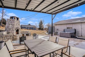 Outdoor dining - 🏡Spacious 6-bedroom retreat sleeping up to 23, perfect for groups and family getaways. Enjoy a private hot tub, sauna, pool table, and cozy outdoor firepit—plus a backyard playset for kids to make unforgettable memories. (Colorado Springs)