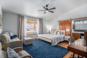 Room - 🏡Spacious 6-bedroom retreat sleeping up to 23, perfect for groups and family getaways. Enjoy a private hot tub, sauna, pool table, and cozy outdoor firepit—plus a backyard playset for kids to make unforgettable memories. (Colorado Springs)