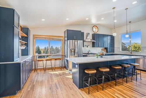 🏡Spacious 6-bedroom retreat sleeping up to 23, perfect for groups and family getaways. Enjoy a private hot tub, sauna, pool table, and cozy outdoor firepit—plus a backyard playset for kids to make unforgettable memories.