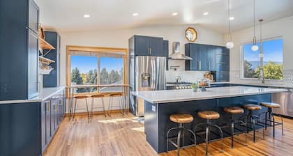 🏡Spacious 6-bedroom retreat sleeping up to 23, perfect for groups and family getaways. Enjoy a private hot tub, sauna, pool table, and cozy outdoor firepit—plus a backyard playset for kids to make unforgettable memories.