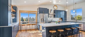 🏡Spacious 6-bedroom retreat sleeping up to 23, perfect for groups and family getaways. Enjoy a private hot tub, sauna, pool table, and cozy outdoor firepit—plus a backyard playset for kids to make unforgettable memories.