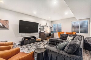 Smart TV, fireplace, video games, DVD player - 5 Bedroom house with amenities galore! Oversized hot tub, outdoor fire pit, smoker and propane grill, sauna, play set, espresso machine, air hockey table, indoor fireplace in both living rooms, and legacy bar. (Colorado Springs)