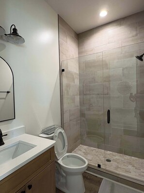 Een douche, handdoeken, shampoo