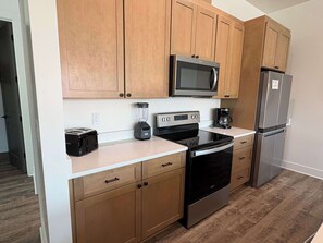 Fridge, microwave, oven, dishwasher - Stylish coastal home near beaches and shopping (Port St. Joe)
