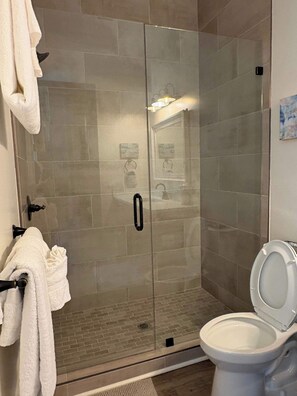 Een douche, handdoeken, shampoo