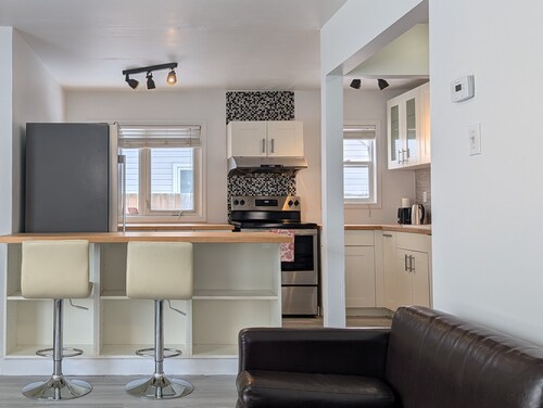 Serene 3 Bed Room Near Airport/Polo Park  Main Floor Bedroom