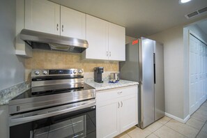 Private kitchen - Modern Coastal Living in Cape Coral – Close to Fort Myers Hotspots (Cape Coral)