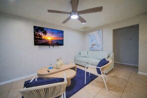 Living area - Modern Coastal Living in Cape Coral – Close to Fort Myers Hotspots (Cape Coral)
