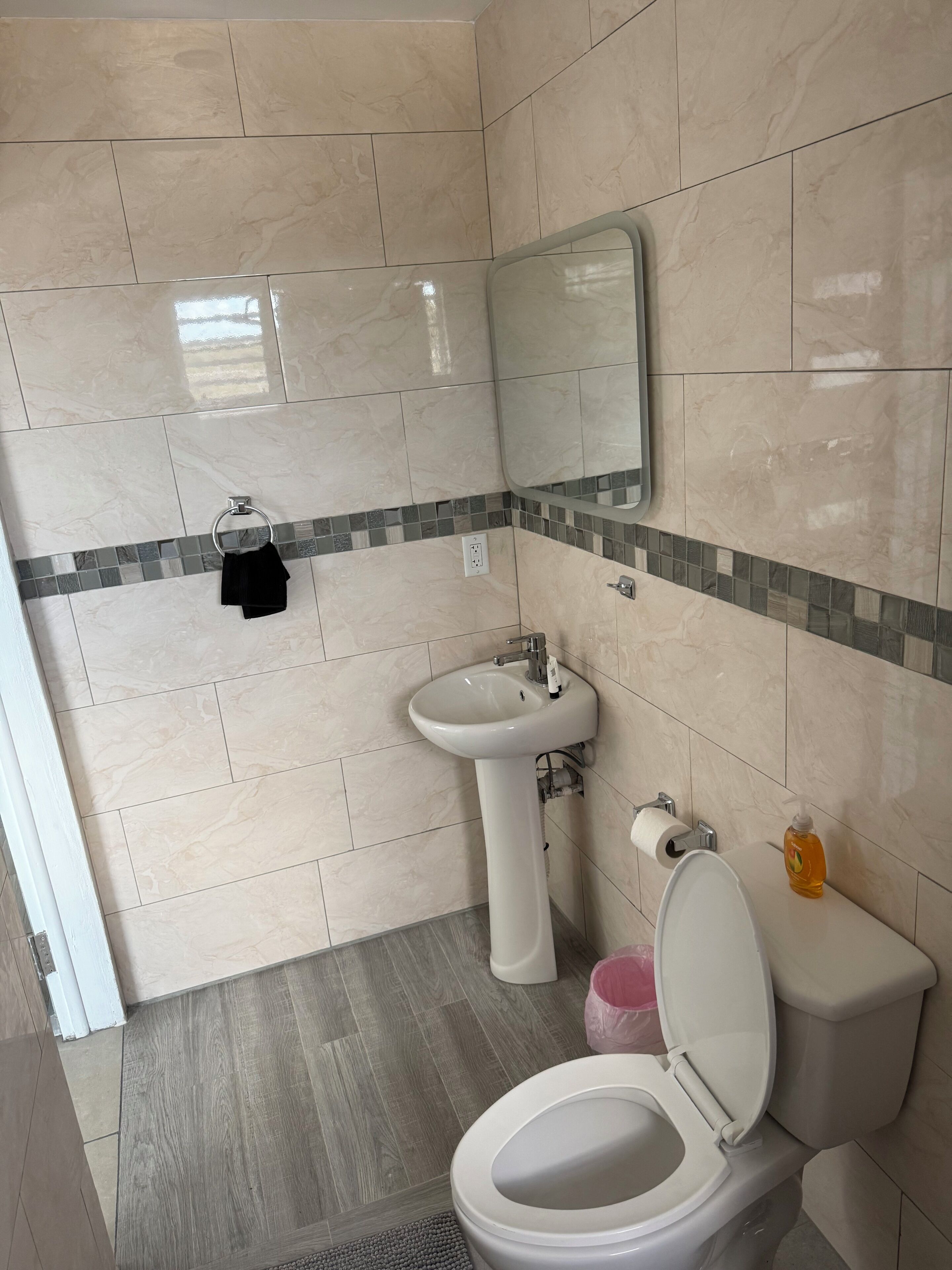 Regadera, toallas, jabón, papel de baño 