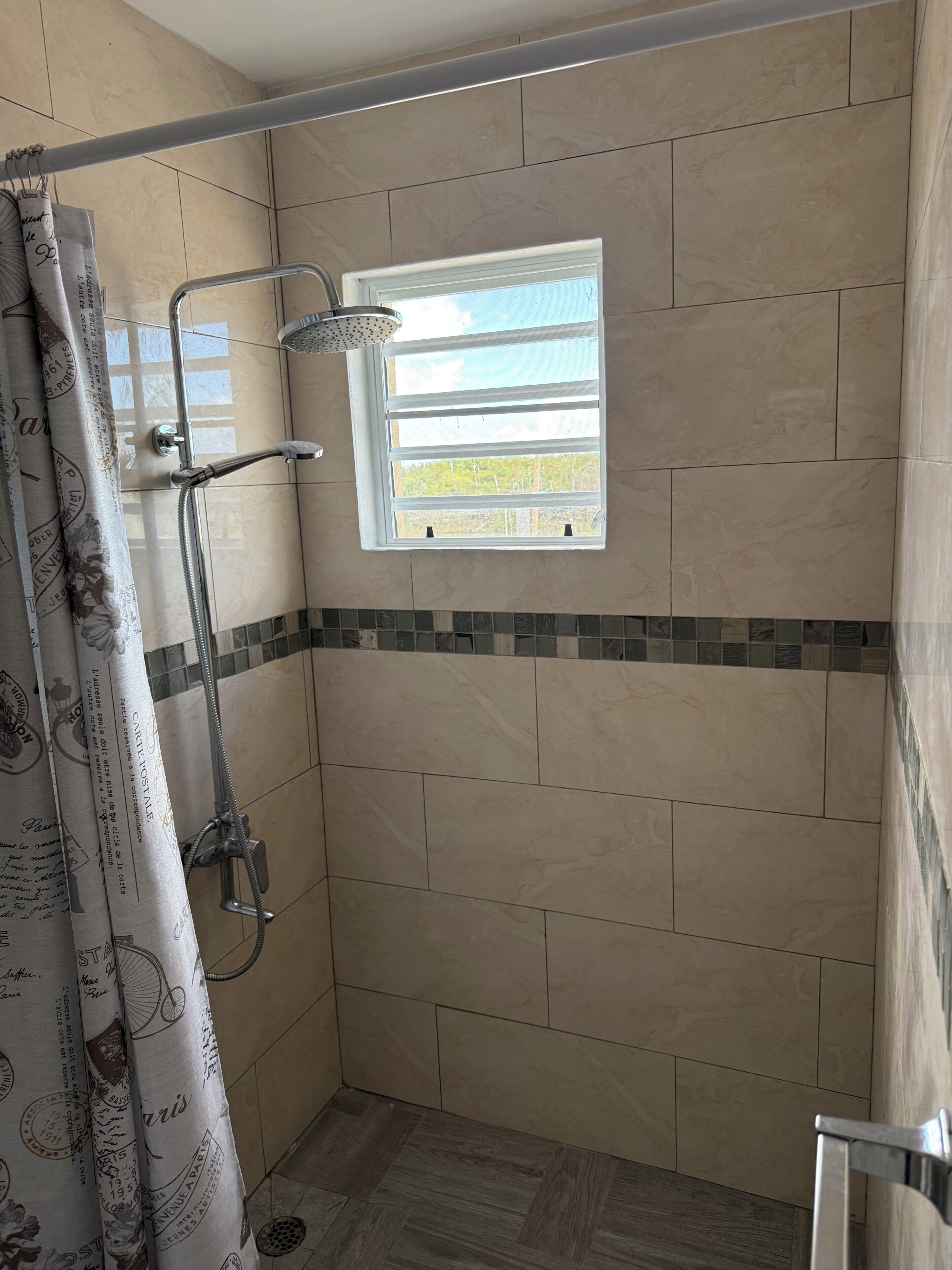 Regadera, toallas, jabón, papel de baño 
