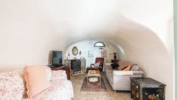 TV, fireplace, stereo