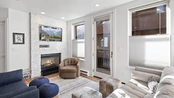 TV, fireplace