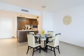 Suite – comfort, balkong, havutsikt | Spiseområde