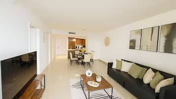 Comfort-Suite, Balkon, Meerblick | Wohnbereich