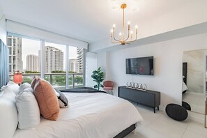 Suite – exclusive, 1 kingsize-seng med sovesofa, balkong, byutsikt | Skrivebord, skrivebord for bærbar PC og blendingsgardiner