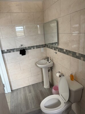 Douche, serviettes fournies, savon, papier toilette