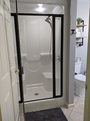 Shower, hair dryer, towels, soap - Hidden Shores Lakeside Retreat on KY Lake☼Kayaks, Rec Room, Fire Pit Wifi WFH (Big Sandy)