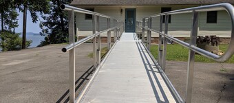 Hidden Shores Lakeside Retreat on KY Lake☼Kayaks, Rec Room, Fire Pit Wifi WFH