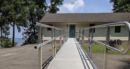 Hidden Shores Lakeside Retreat on KY Lake☼Kayaks, Rec Room, Fire Pit Wifi WFH