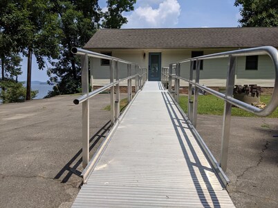 Hidden Shores Lakeside Retreat on KY Lake☼Kayaks, Rec Room, Fire Pit Wifi WFH