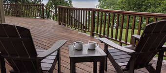 Hidden Shores Lakeside Retreat on KY Lake☼Kayaks, Rec Room, Fire Pit Wifi WFH